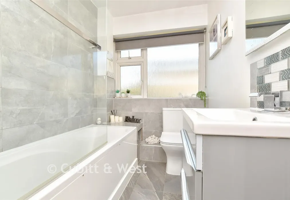 Bathroom - Brighton Road, Purley, Surrey - Wards of Kent