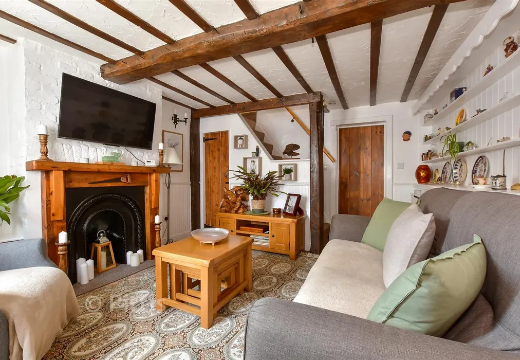 Lounge - High Street, Brading, Isle of Wight - Wards of Kent