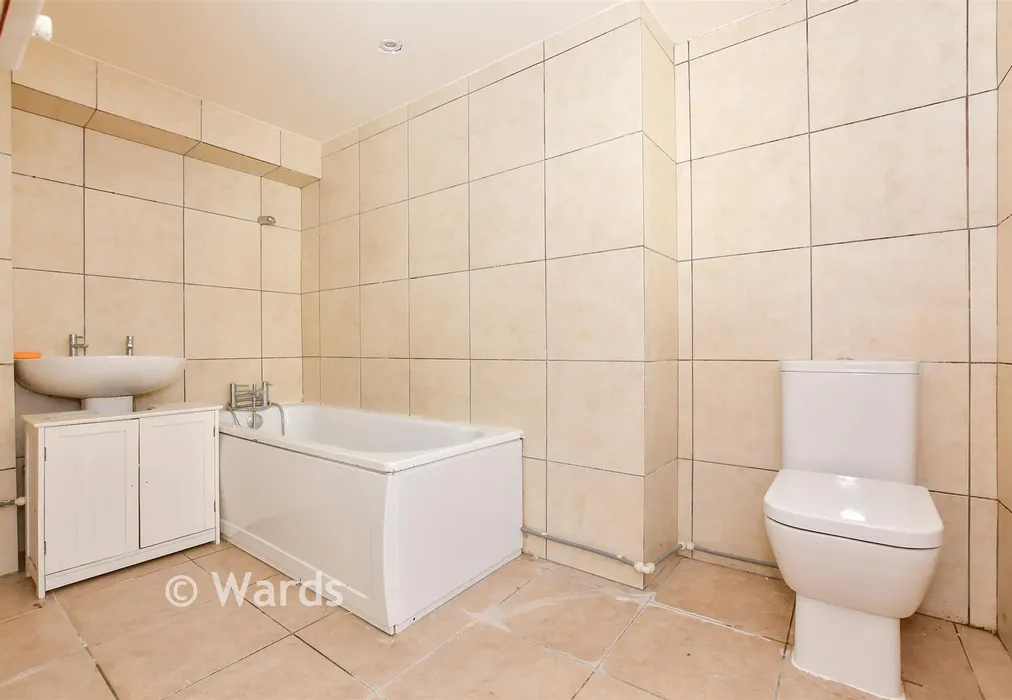 Bathroom - Queens Gardens, Dover, Kent - Wards of Kent
