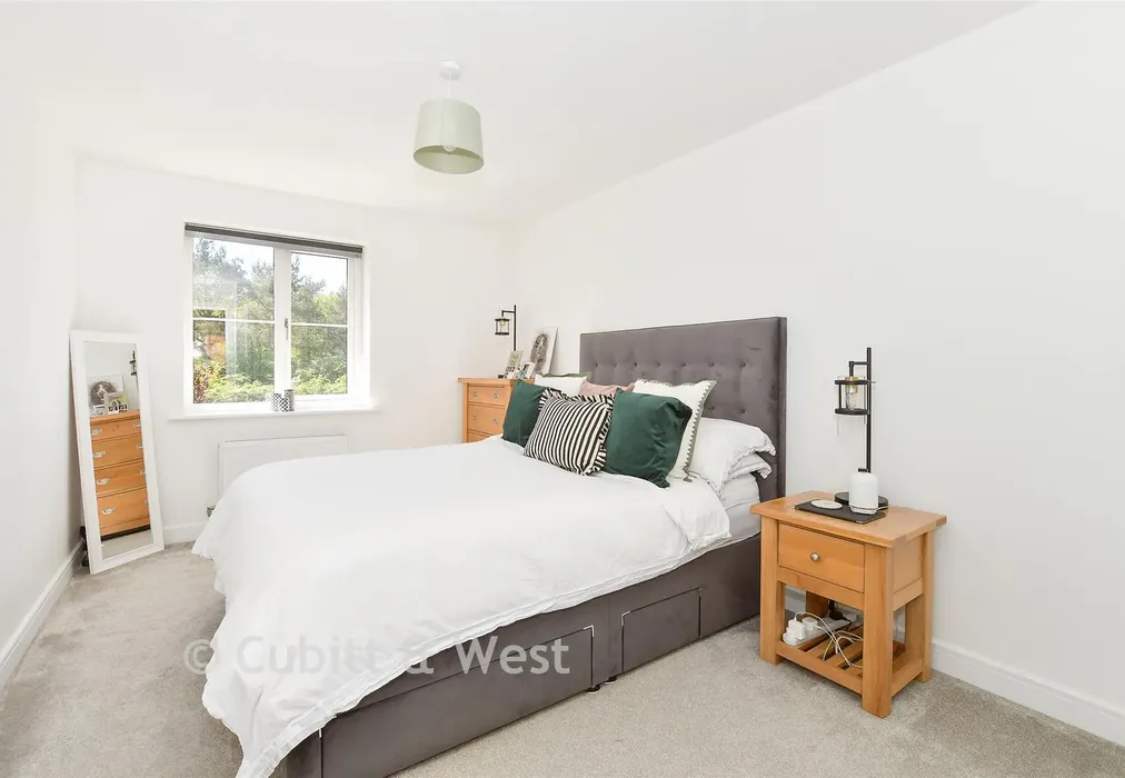 Bedroom 1 - Clay Vale, Faygate, Horsham, West Sussex - Wards of Kent