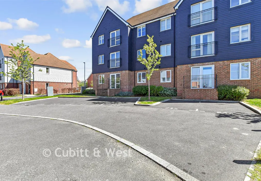 Driveway/Parking - Clay Vale, Faygate, Horsham, West Sussex - Wards of Kent