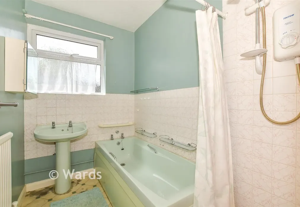 Bathroom - Stour Valley Close, Upstreet, Canterbury, Kent - Wards of Kent