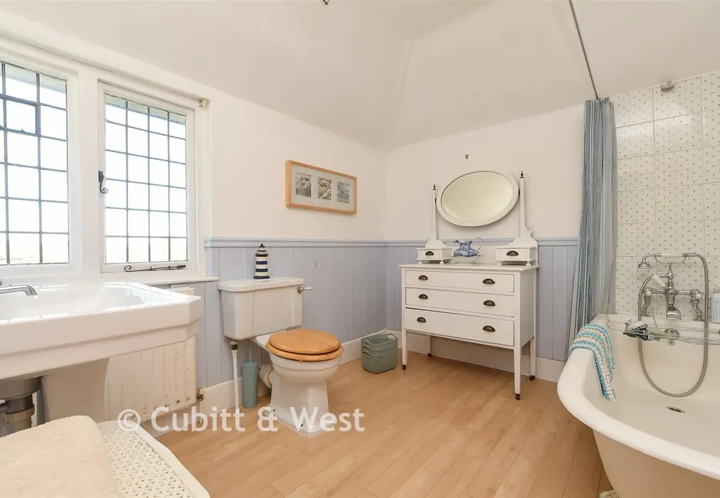Family Bathroom - Duxhurst Lane, Reigate, Surrey - Wards of Kent