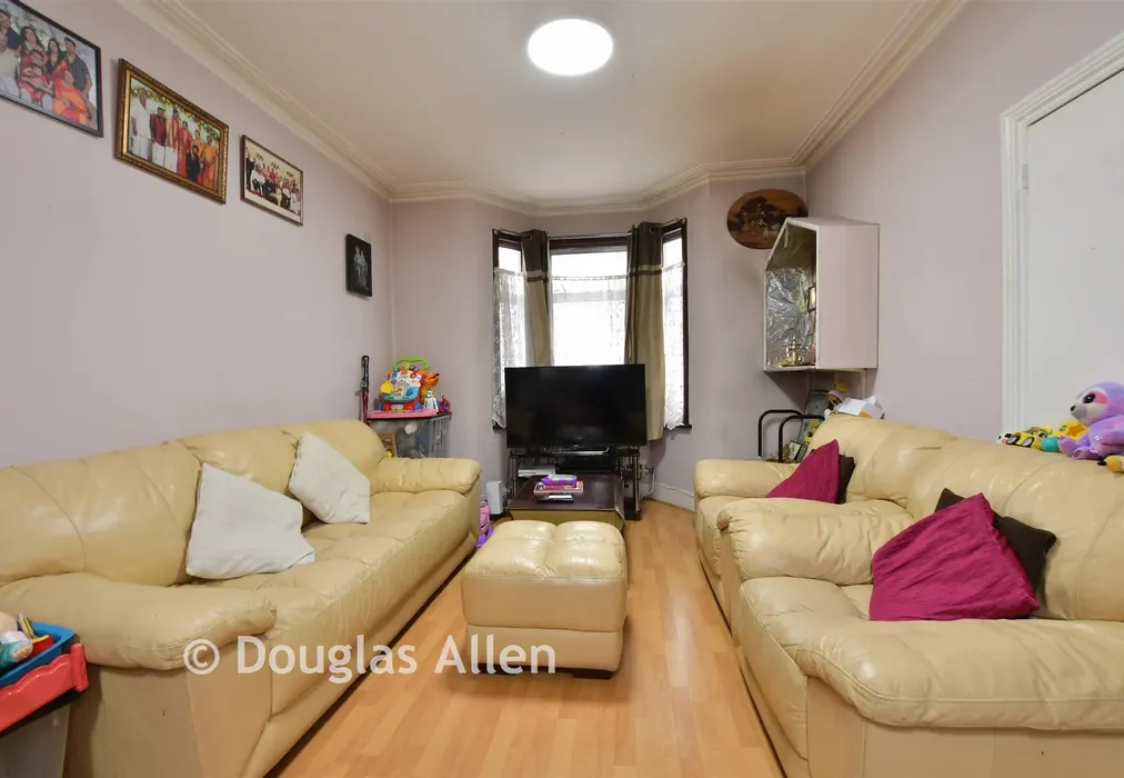 Lounge - Malvern Road, London - Wards of Kent