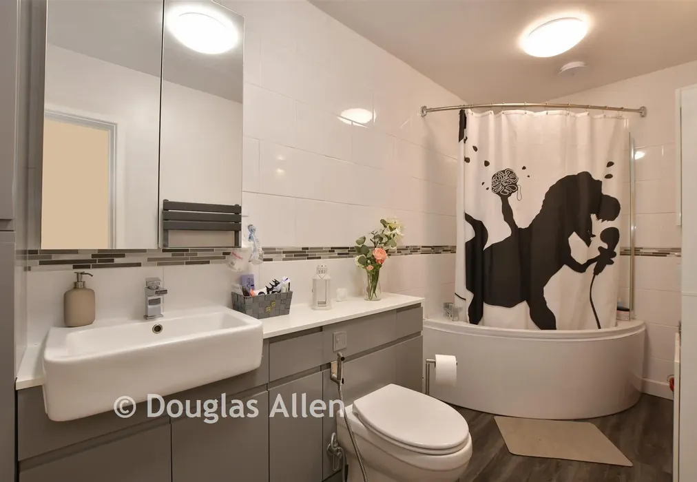 Bathroom - Hoe Street, Walthamstow - Wards of Kent
