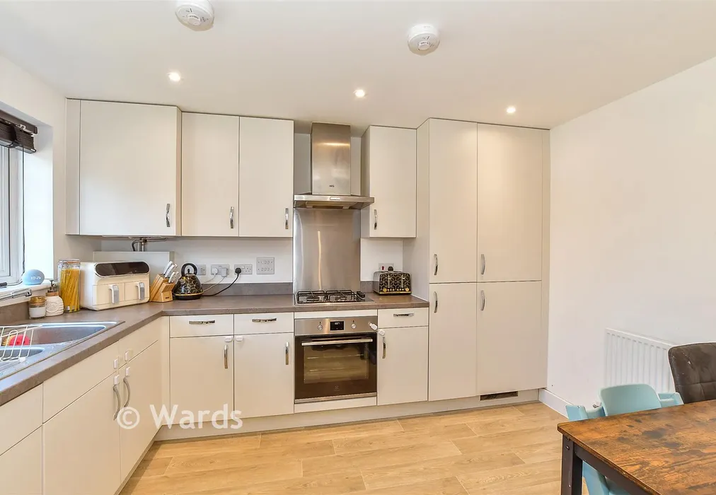 Kitchen - Beaufort Court, Headcorn, Kent - Wards of Kent