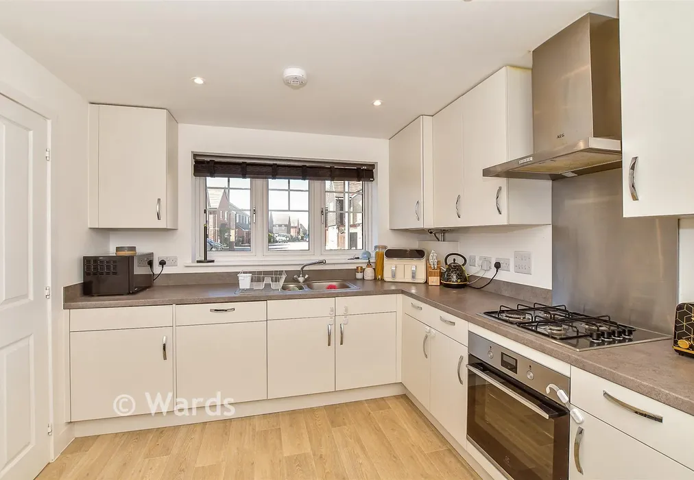 Kitchen - Beaufort Court, Headcorn, Kent - Wards of Kent