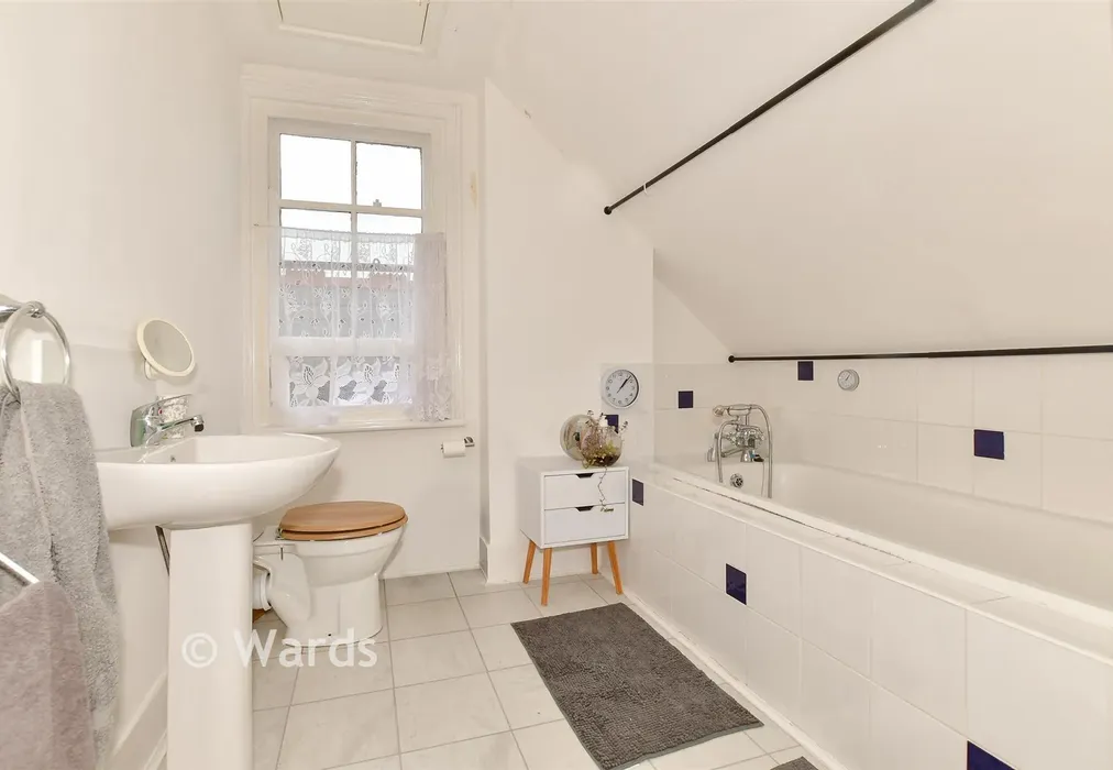 Bathroom - Queens Gardens, Herne Bay, Kent - Wards of Kent