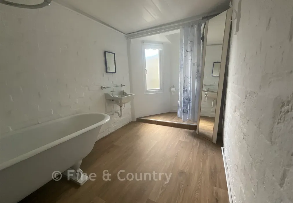 Aida Bathroom - Forelands Field Road, Bembridge, Isle of Wight - Wards of Kent