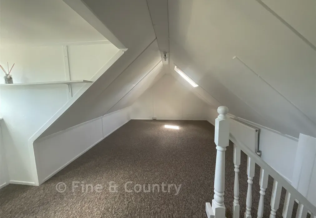 Aida Loft Room 1 - Forelands Field Road, Bembridge, Isle of Wight - Wards of Kent