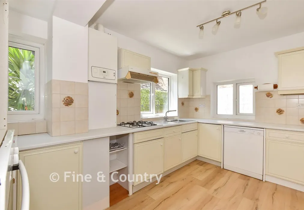 Kitchen - Forelands Field Road, Bembridge, Isle of Wight - Wards of Kent