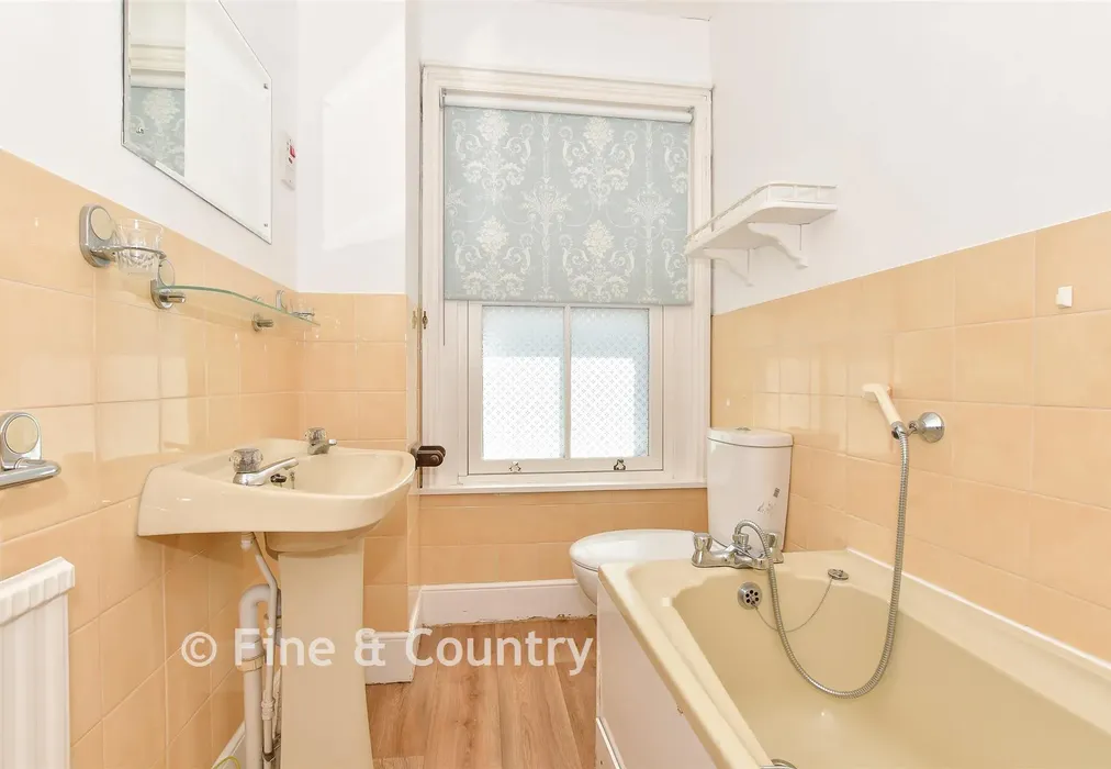 Bathroom - Forelands Field Road, Bembridge, Isle of Wight - Wards of Kent