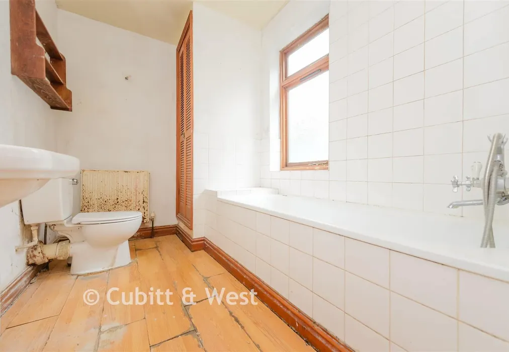 En-Suite Bathroom - Grovehill Road, Redhill, Surrey - Wards of Kent