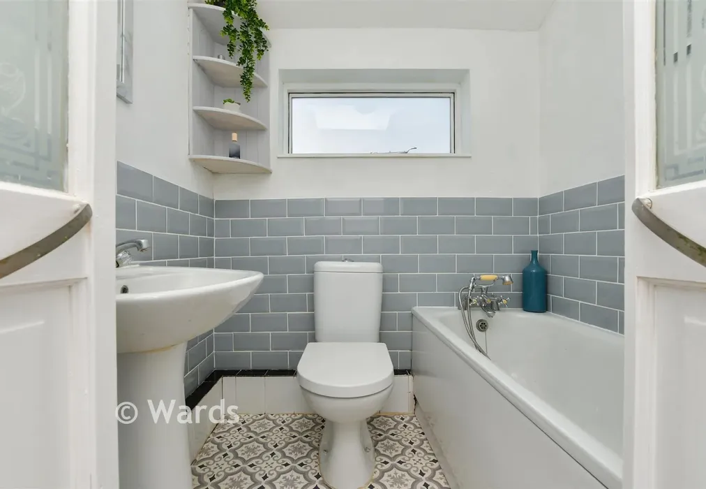 Bathroom - Hillbrow Road, Ramsgate, Kent - Wards of Kent