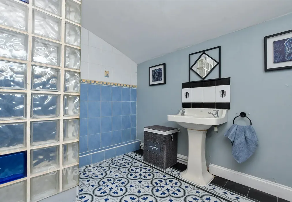 Bathroom - Hillbrow Road, Ramsgate, Kent - Wards of Kent