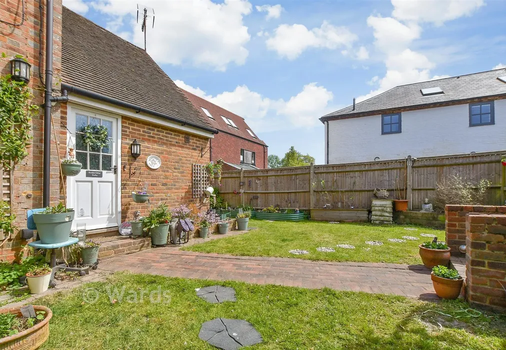 Front Garden - The Street, Appledore, Kent - Wards of Kent