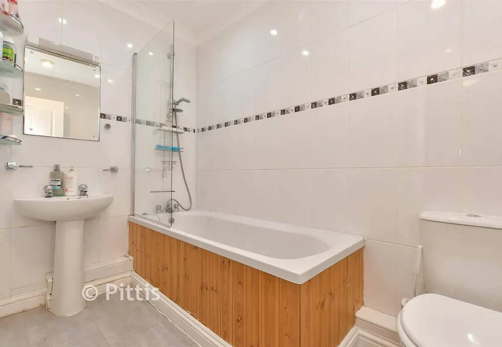 Bathroom - Westhill Road, Shanklin, Isle of Wight - Wards of Kent