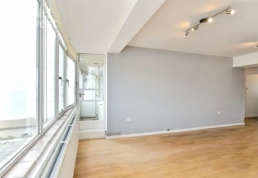 Balcony - DEPOSIT ALTERNATIVE AVAILABLE, Kings Road, BN1 - Wards of Kent
