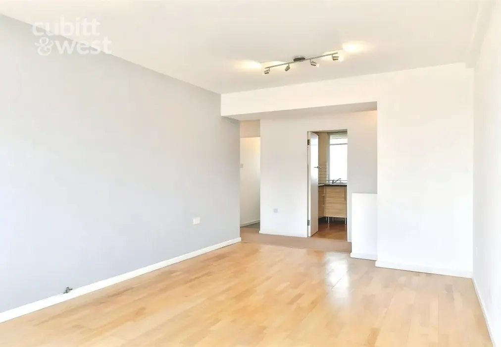 Lounge - DEPOSIT ALTERNATIVE AVAILABLE, Kings Road, BN1 - Wards of Kent