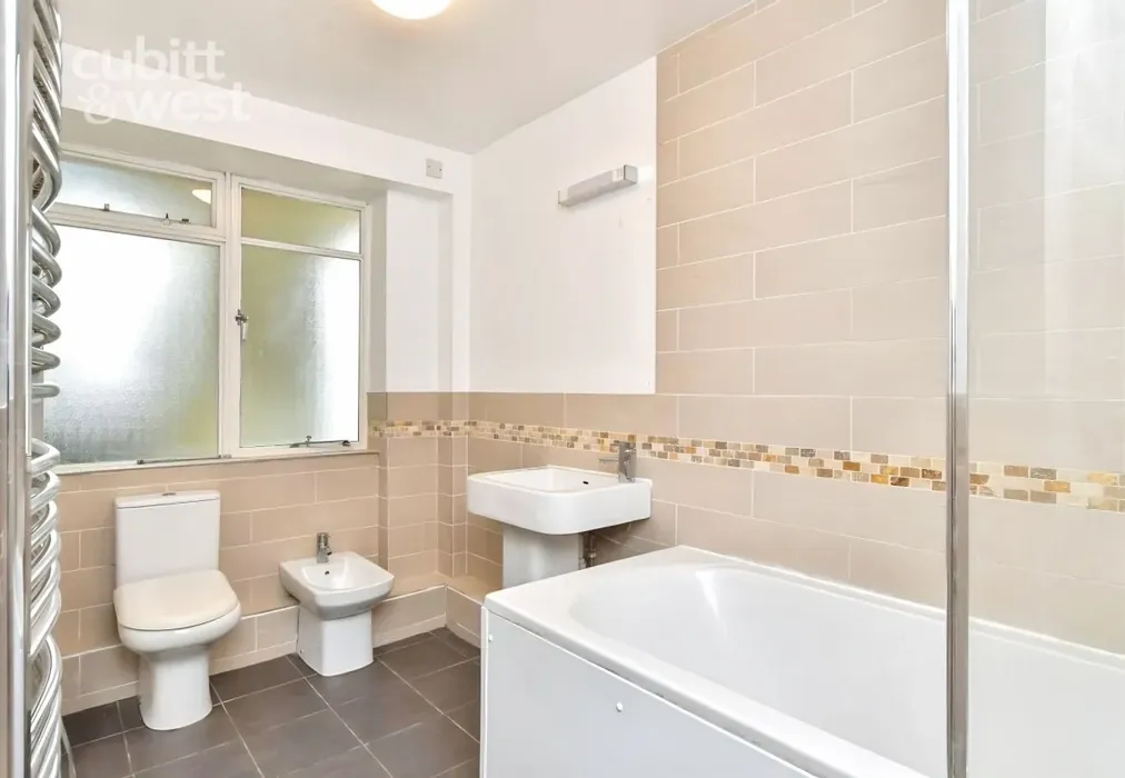 Bathroom - DEPOSIT ALTERNATIVE AVAILABLE, Kings Road, BN1 - Wards of Kent