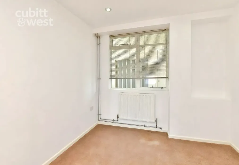 Bedroom - DEPOSIT ALTERNATIVE AVAILABLE, Kings Road, BN1 - Wards of Kent
