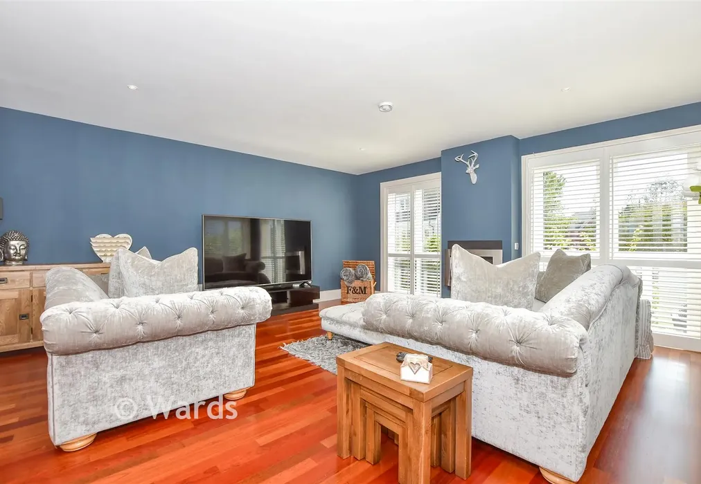 Family Room - Beachamwell Drive, Kings Hill, Kent - Wards of Kent