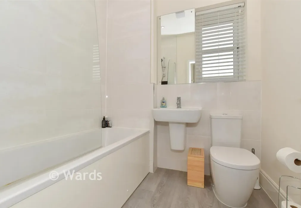 Bathroom - Kestrel Grove, Whitfield, Kent - Wards of Kent