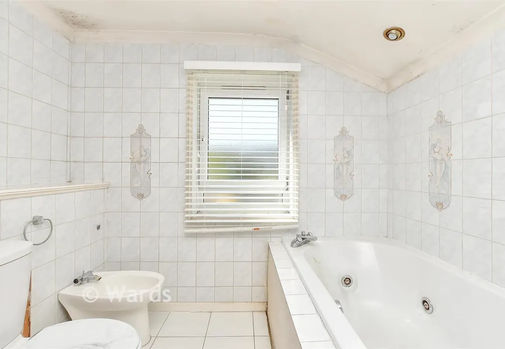 Bathroom - Copenhagen Road, Gillingham, Kent - Wards of Kent
