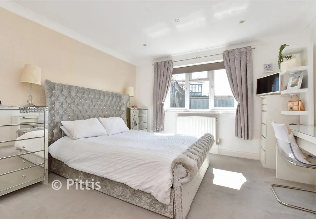 Bedroom 1 - Yaverland Close, Sandown, Isle of Wight - Wards of Kent