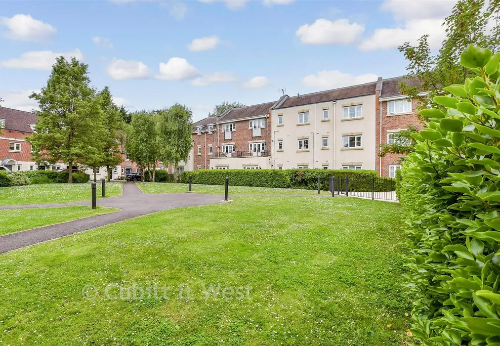 Communal Gardens - Spiro Close, Pulborough, West Sussex - Wards of Kent