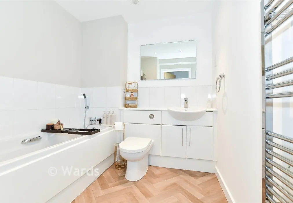 Bathroom - Ingram Close, Larkfield, Aylesford, Kent - Wards of Kent