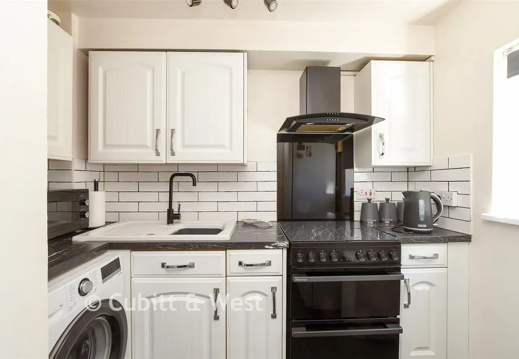 Kitchen - Willow Close, Beare Green, Surrey - Wards of Kent