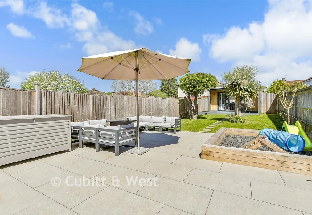 Rear Garden - Sandcross Lane, Reigate, Surrey - Wards of Kent