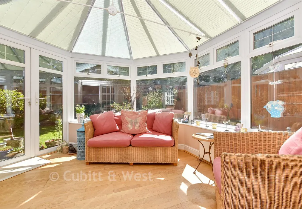 Conservatory - Wheelwright Court,Stane Street, Ockley, Surrey - Wards of Kent