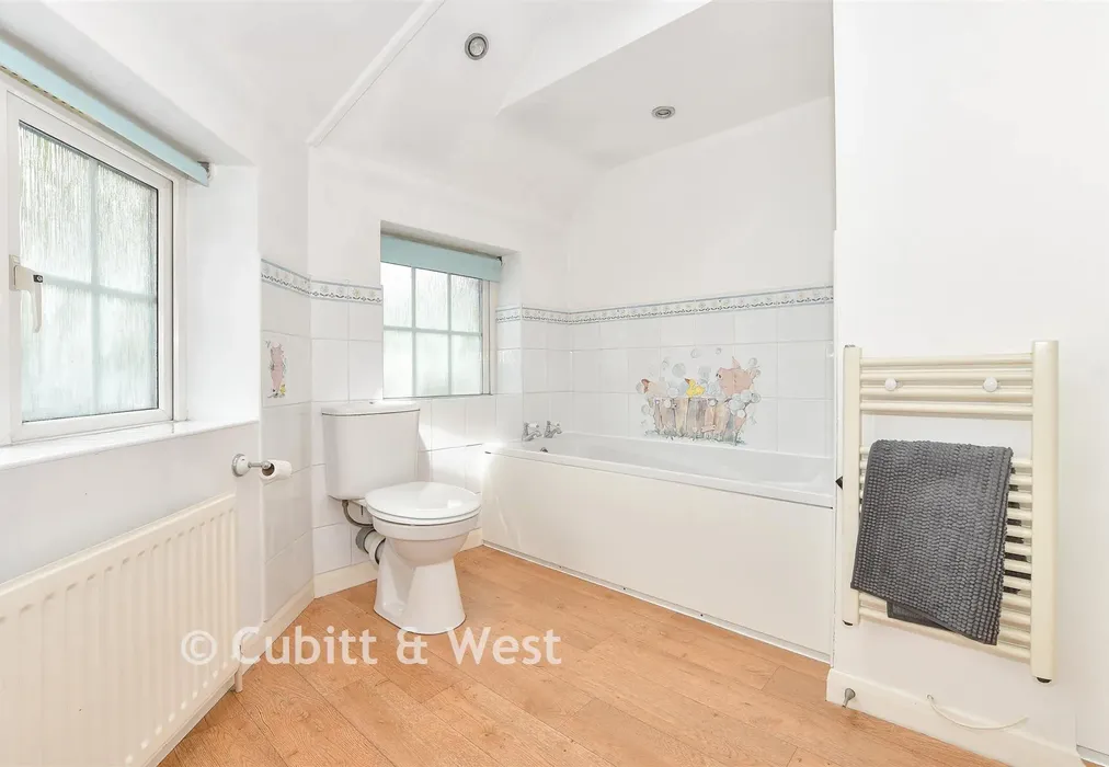 Bathroom - Crawley Road, Horsham, West Sussex - Wards of Kent