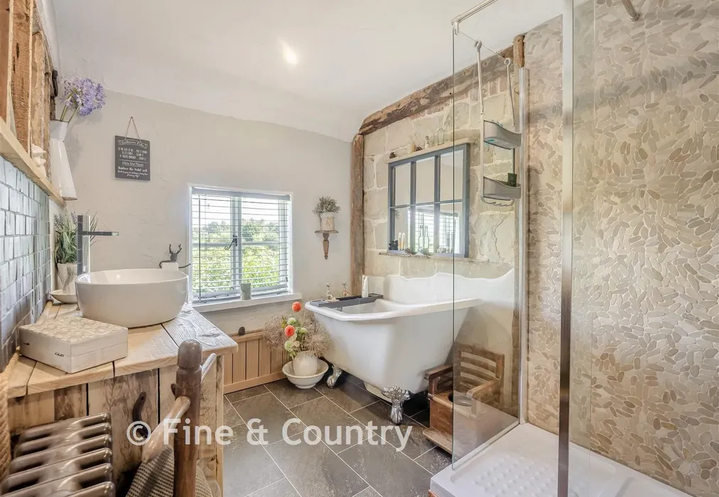 Bathroom - Moat Lane, Sedlescombe, East Sussex - Wards of Kent