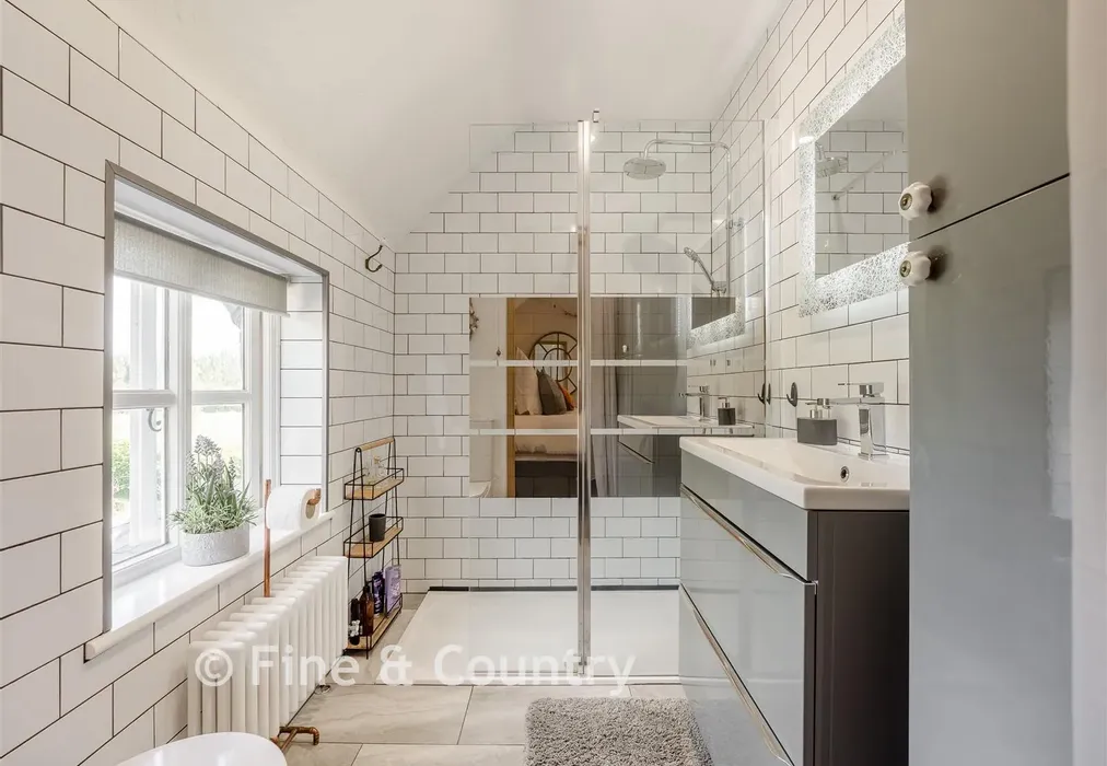 Shower Room - Moat Lane, Sedlescombe, East Sussex - Wards of Kent