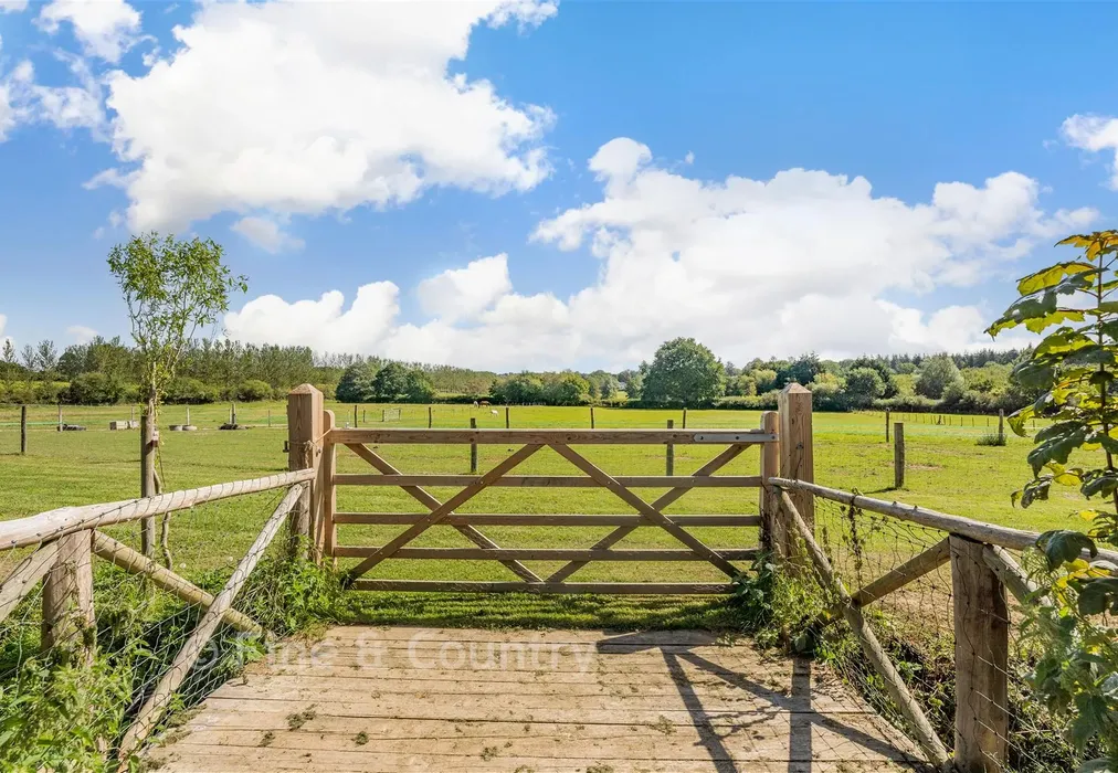 External - Moat Lane, Sedlescombe, East Sussex - Wards of Kent