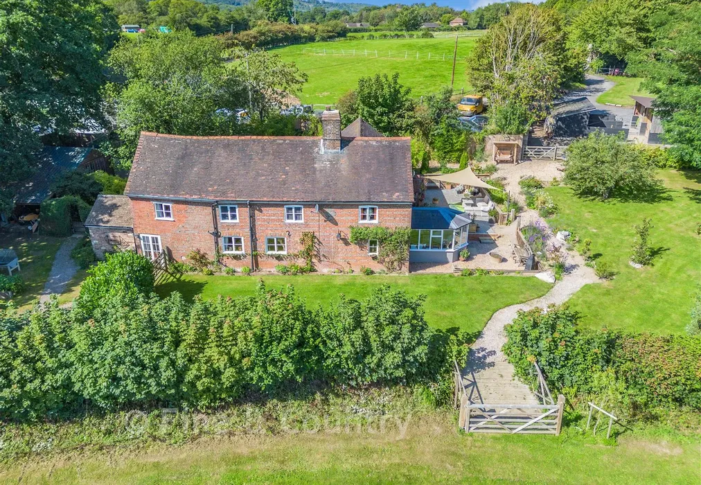 External - Moat Lane, Sedlescombe, East Sussex - Wards of Kent