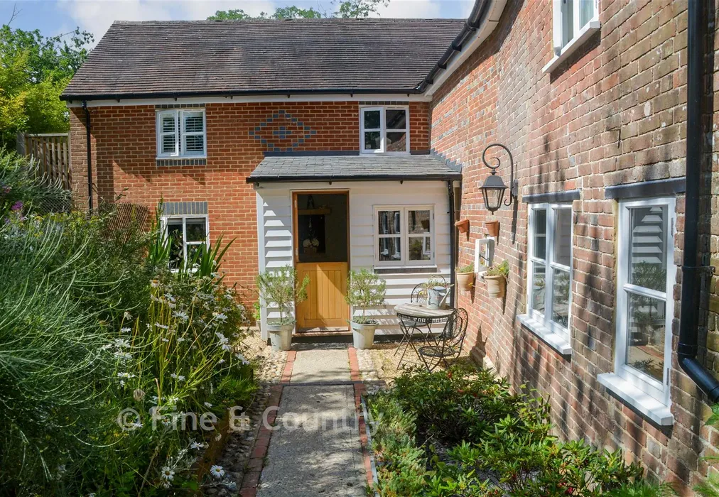 Front - Moat Lane, Sedlescombe, East Sussex - Wards of Kent