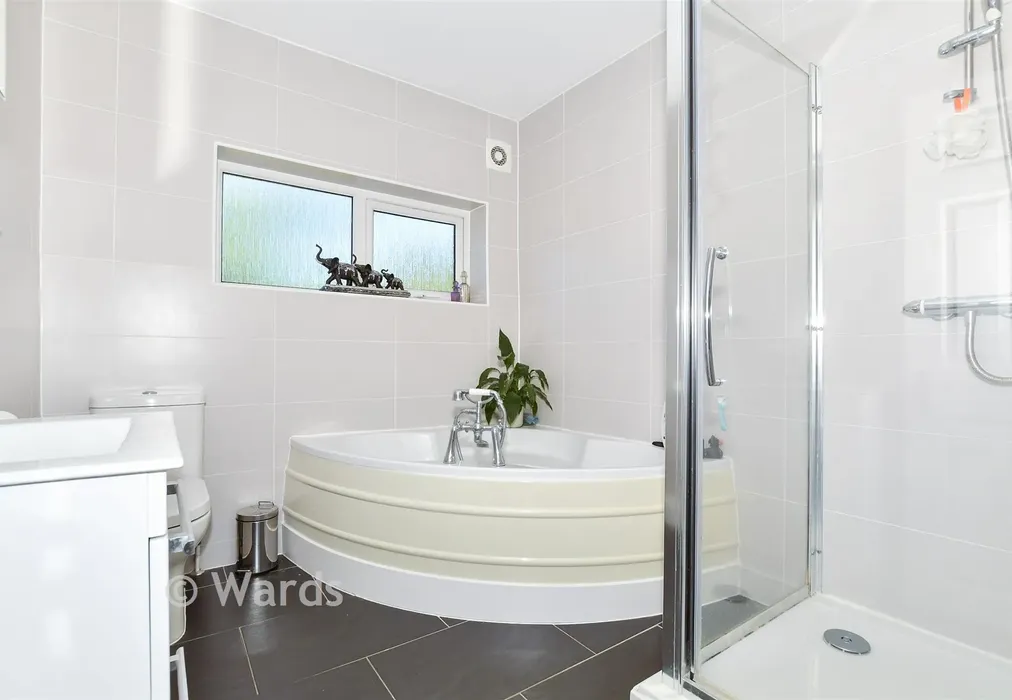 Bathroom - Tonbridge Road, Maidstone, Kent - Wards of Kent