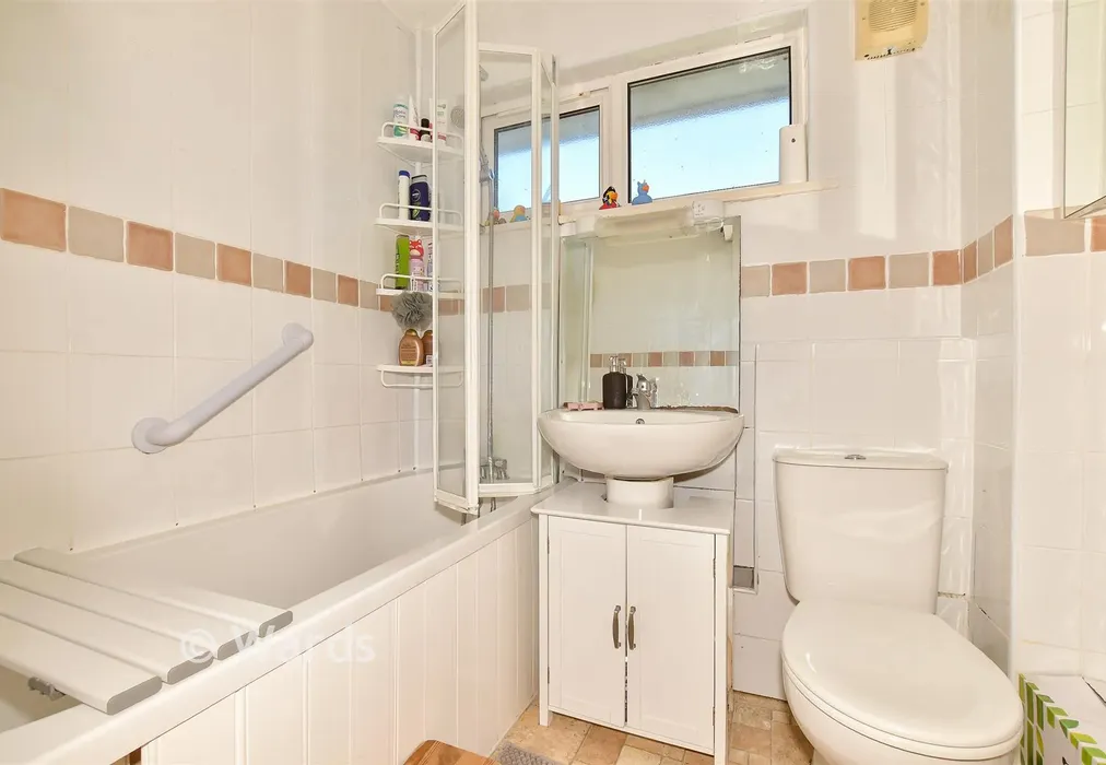 Bathroom - Rylands Road, Kennington, Ashford, Kent - Wards of Kent