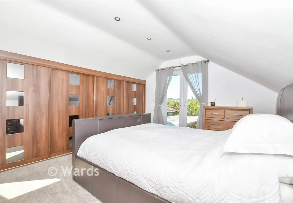 Bedroom 1 - Rectory Lane South, Leybourne, West Malling, Kent - Wards of Kent