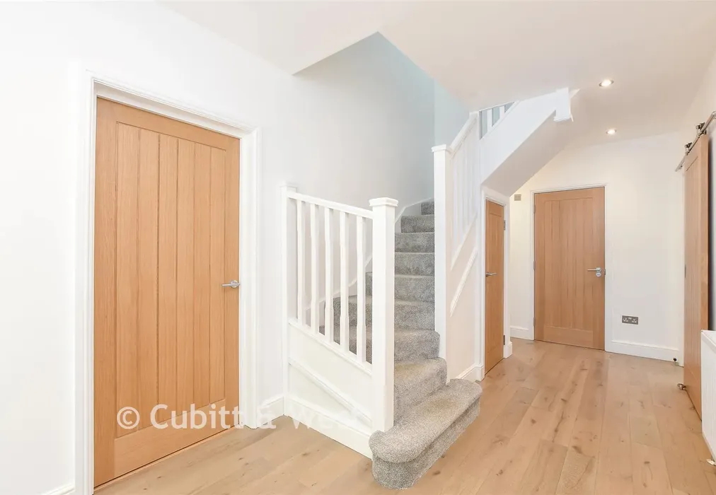 Entrance Hall - Church Lane, Chaldon, Surrey - Wards of Kent