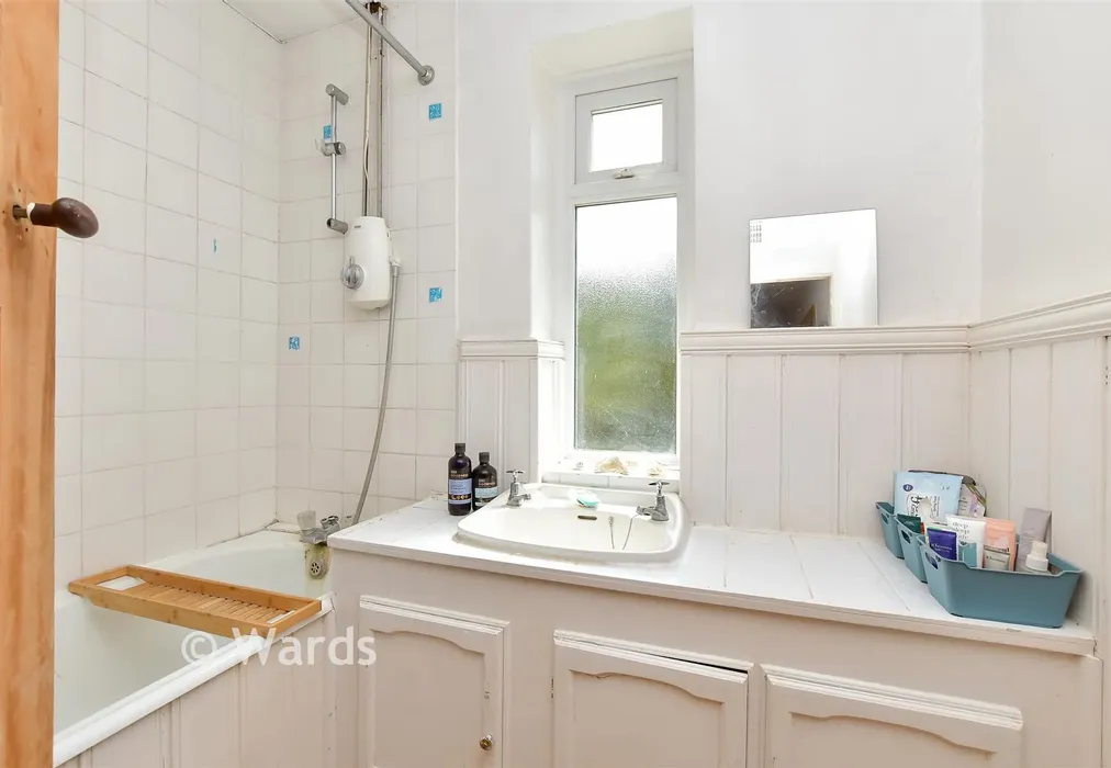 Bathroom - Second Avenue, Gillingham, Kent - Wards of Kent