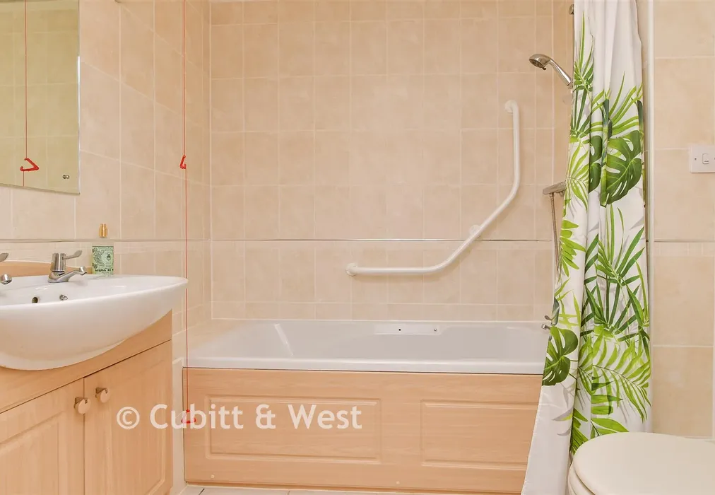 Bathroom - Queen Street, Arundel, West Sussex - Wards of Kent