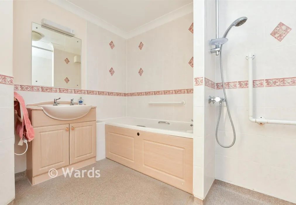 Bathroom - Harold Road, Margate, Kent - Wards of Kent