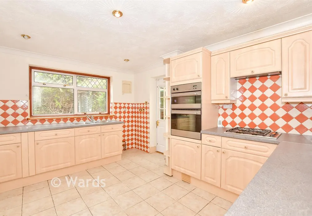 Kitchen - Chiddingstone Close, Maidstone, Kent - Wards of Kent