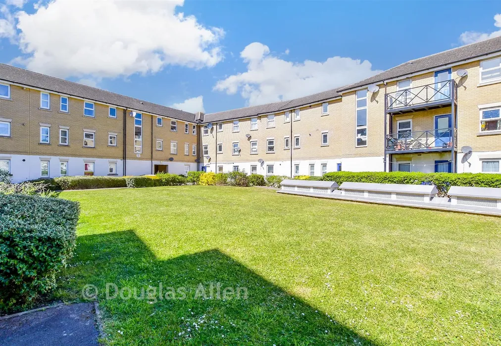 Communal Gardens - Glandford Way, Romford, Essex - Wards of Kent