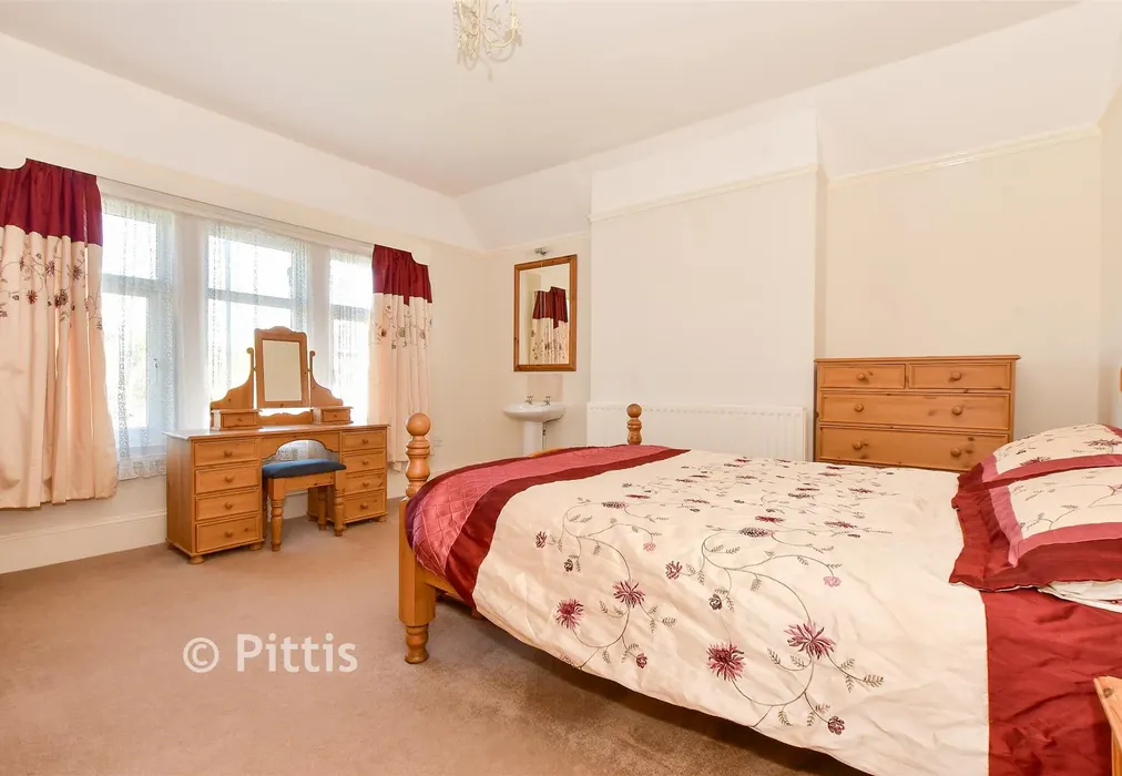 Bedroom 1 - Arthurs Hill, Shanklin, Isle of Wight - Wards of Kent